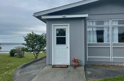 Pubnico House | Harbour view home in West Pubnico. Quiet neighbourhood, great place to relax.