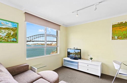 McMahons Point Apartment | Harbour View with Opera House Overlook