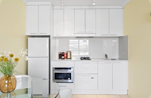 McMahons Point Apartment | Harbour View with Opera House Overlook