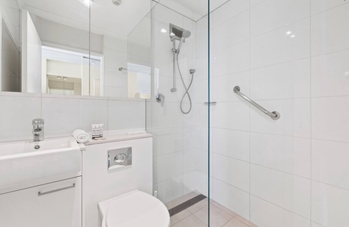 McMahons Point Apartment | Harbour View with Opera House Overlook