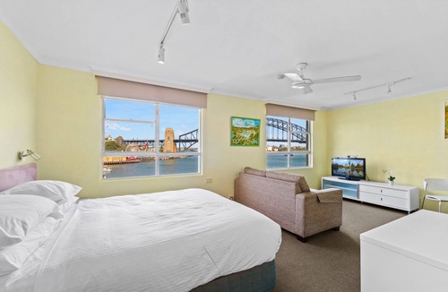 McMahons Point Apartment | Harbour View with Opera House Overlook
