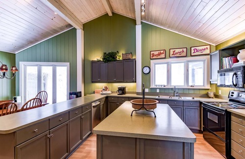 Muskoka Lakes Villa | Hard packed Sandy Beach, spacious 7 brdm 6 bath! Boathouse Sleeping & Sundeck!
