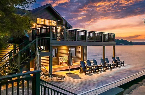 Muskoka Lakes Villa | Hard packed Sandy Beach, spacious 7 brdm 6 bath! Boathouse Sleeping & Sundeck!