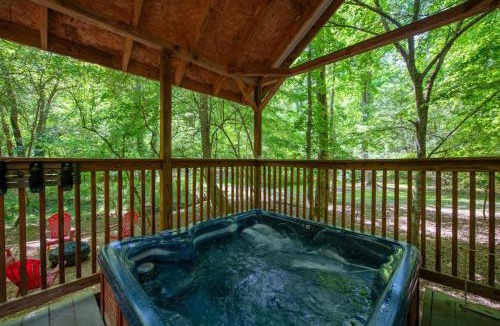 Ellijay Villa | Harleys River Retreat - Pet-friendly hot tub