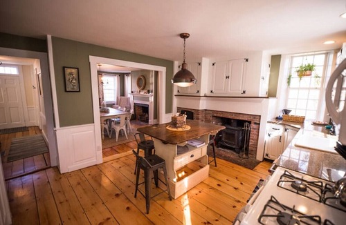 Plymouth Cultural District House | Harlow Bishop House, Best Location in town, hot tub, deck, brook