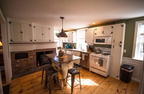 Plymouth Cultural District House | Harlow Bishop House, Best Location in town, hot tub, deck, brook