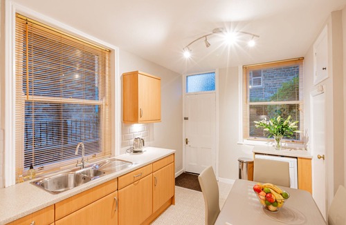 Harrogate Apartment | Harlow View, Harrogate - 2 bedroom apt. Dog Friendly. Free Parking.