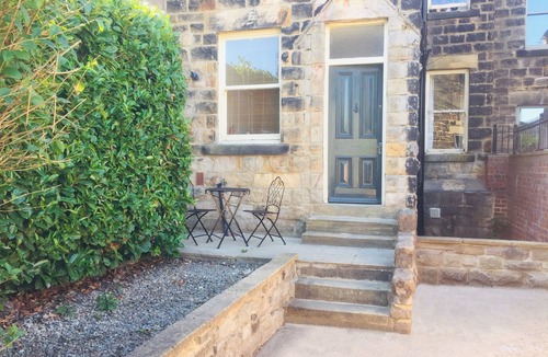 Harrogate Apartment | Harlow View, Harrogate - 2 bedroom apt. Dog Friendly. Free Parking.