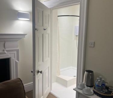 Heathrow Villages Bed & Breakfast | Harmondsworth Hall