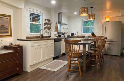 Knoxville House | Harmony Basement · Lovely Space for a Getaway- 10 minutes to DT Knox