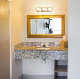 Beaumont Hotel | Harmony Inn and Suites