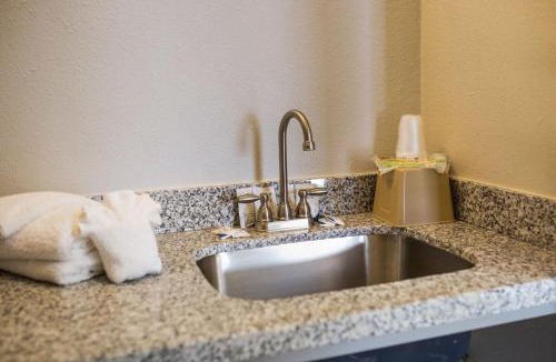 Beaumont Hotel | Harmony Inn and Suites