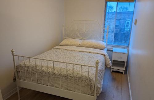 Ville-Emard House | Harmony room near Metro Monk station with Self Check-in