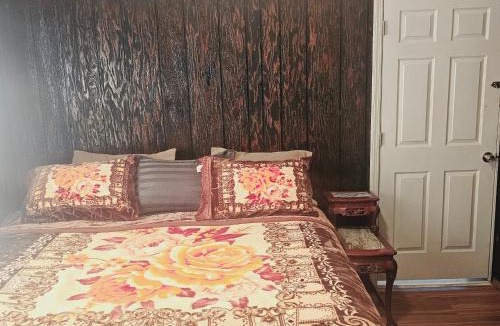 Irvington House | HARPER AVE King Bed with Private Bathroom, FREE PARKING