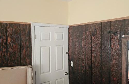 Irvington House | HARPER AVE King Bed with Private Bathroom, FREE PARKING