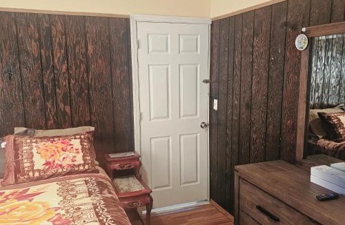 Irvington House | HARPER AVE King Bed with Private Bathroom, FREE PARKING