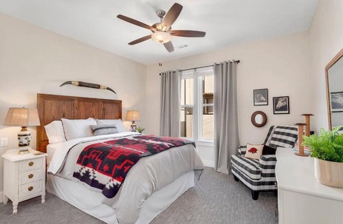 Fayetteville House | Harribo Townhome - Walk EVERYWHERE - Downtown Fay