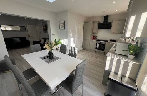 London Borough of Harrow House | Harrow HA2 - Family Home with Garden & Drive - Headstone Gardens - 3 BR