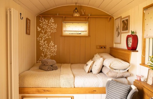 Monmouth House | Harrys Hideout - Shepherd's Huts at Harrys Cottages