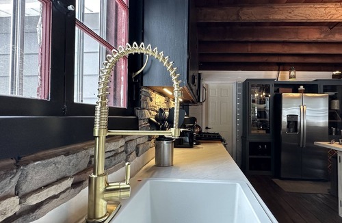 Burghill Cabin | Hartford Cottage | Cabin Feel in Burghill | 2 mi Big Oak Meadows & Hartford Hill
