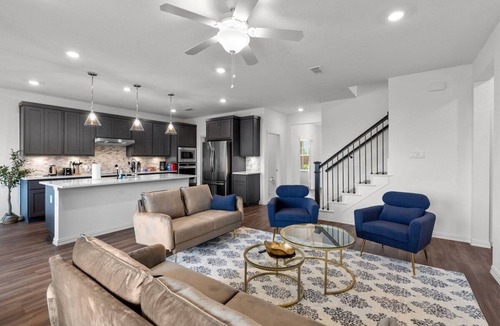 Haslet House | Haslet House · Luxury and Spacious Family Retreat w Jacuzzi