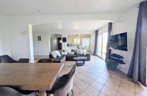 Hasparren Apartment | Hasparren, family apartment 114m², garden and view, sleeps 6.