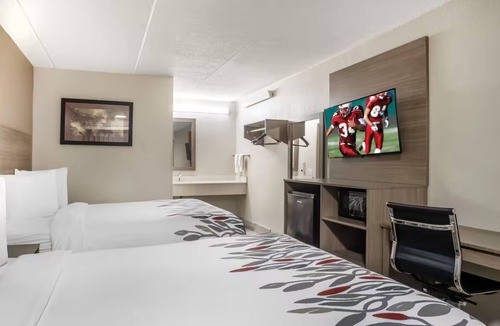 Conestee Hotel | Hassle-Free Room w/TV Perfect for Business Traveler Visiting Greenville