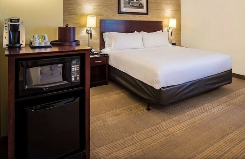 O'Hare Hotel | Hassle-free Stay w/Complimentary Airport Shuttle, Pets are Welcome!