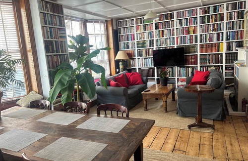 Hastings Apartment | Hastings Old Town with Seaview.