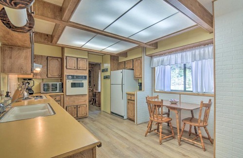 Mammoth Creek House | Hatch Retreat w/Deck, Grill & Creek Access!