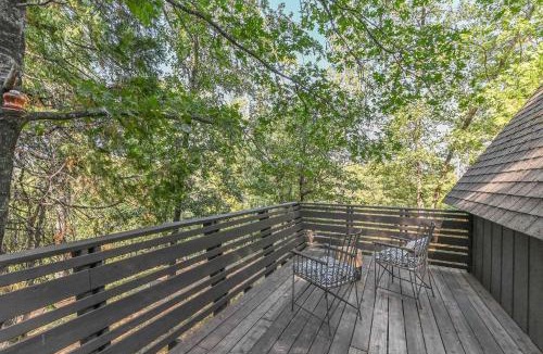 Hathaway Pines Apartment | Hathaway Hideaway Loft Apartment