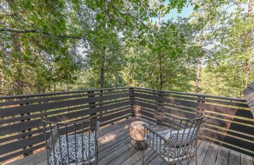 Hathaway Pines Apartment | Hathaway Hideaway Loft Apartment