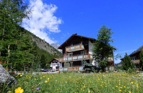 Saas Almagell Apartment | Haus Alpenperle