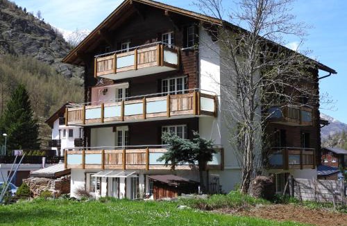 Saas Almagell Apartment | Haus Alpenperle