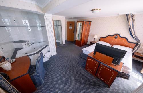 Oberhofen am Thunersee Hotel | HAUS AM SEE Lakefront Rooms on Lake Thun SELF CHECK-IN Digital Reception