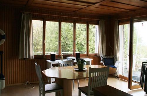 Guettingen House | Haus am Seeufer mit Veranda in natürlicher Umgebung