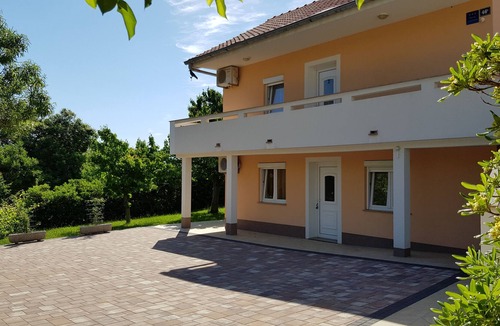 Batomalj House | Haus mit 2 Wohnung mit schoene Garten fur Ihre Privat Urlaub