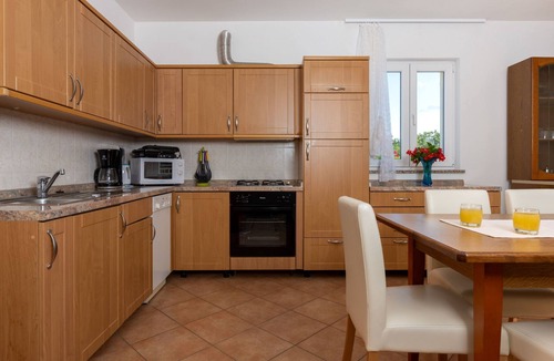 Vinez Apartment | Haus Orange - Familienfreundliche Lage mit Pool by Interhome