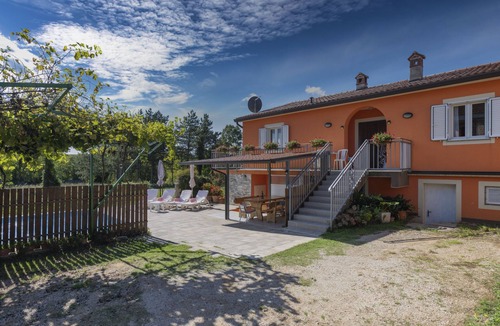 Vinez Apartment | Haus Orange - Familienfreundliche Lage mit Pool by Interhome