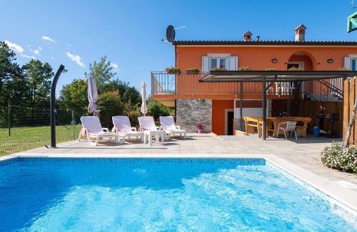 Vinez Apartment | Haus Orange - Familienfreundliche Lage mit Pool by Interhome