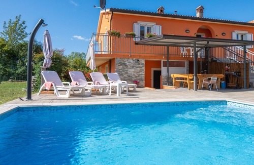 Vinez Apartment | Haus Orange - Familienfreundliche Lage mit Pool by Interhome