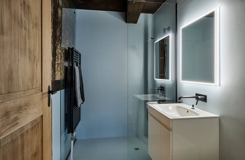 Naefels Apartment | Haus zur Beuge - Holidays in a listed building