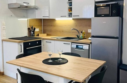 Luz-Saint-Sauveur Apartment | Hautes-Pyrénées Studio, quiet building, private parking, near the center