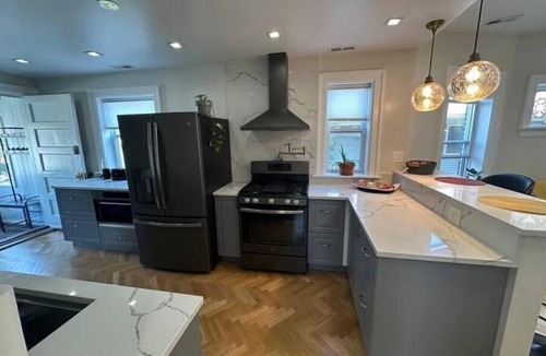 Rogers Park Apartment | Have a Spring Fling or Work Remote - Hi Speed WIFI!