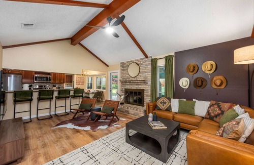 Blossoms Park House | Have Fun, Relax -Heated Pool, Hot Tub, Game Room, Fire Pit & Gym