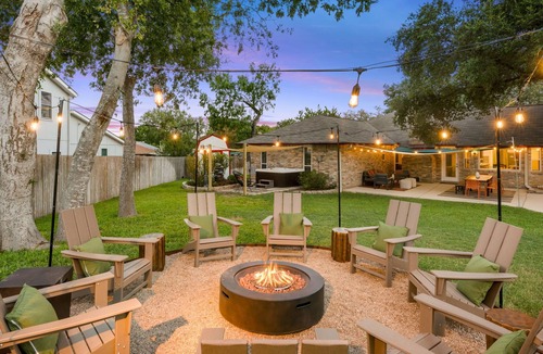 Blossoms Park House | Have Fun, Relax -Heated Pool, Hot Tub, Game Room, Fire Pit & Gym