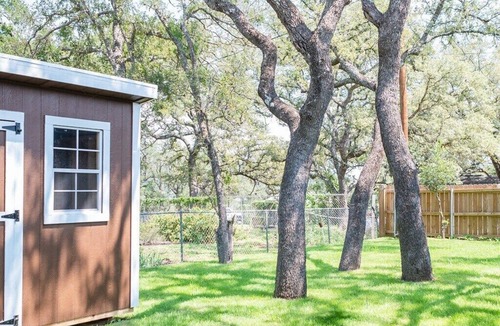 Burnet Cottage | Have fun with the whole family at this stylish place