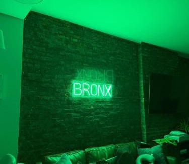 Port Morris Apartment | Haven on Bruckner Sprawling 2BR w King Bed fast WiFi 20 minutes to Times Square