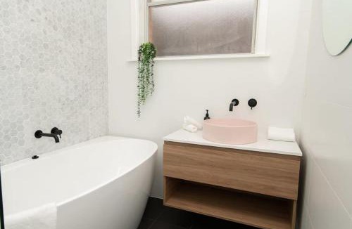 Bletchington House | Haven on Hill - Modern & Charming, Touch of Pink