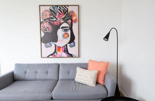 Bletchington House | Haven on Hill - Modern & Charming, Touch of Pink